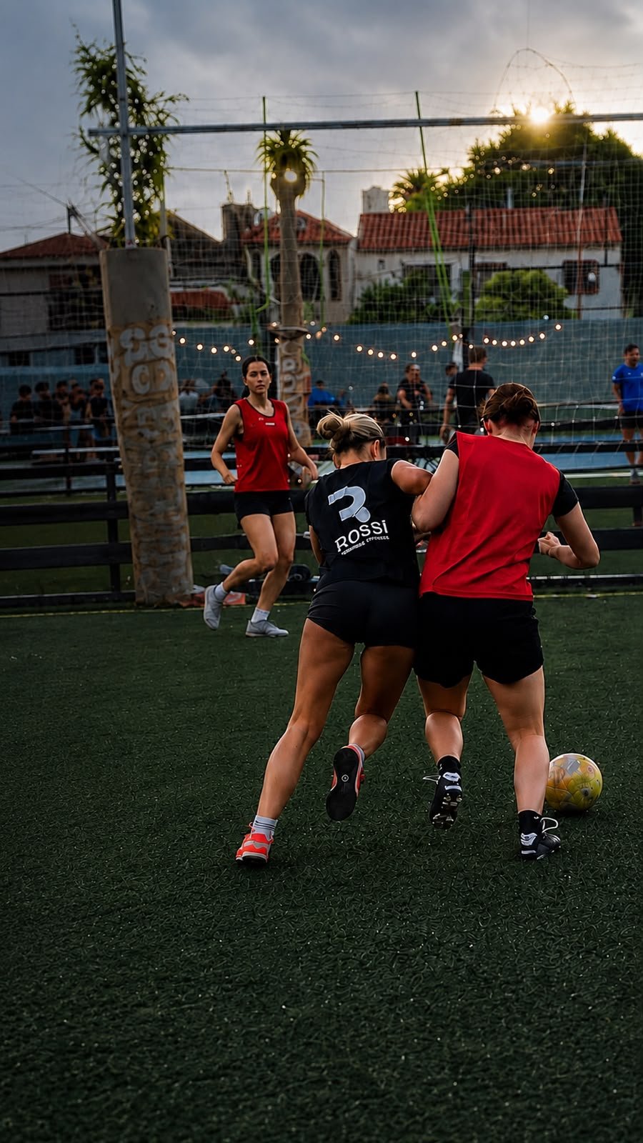 Jugadoras disputando la pelota