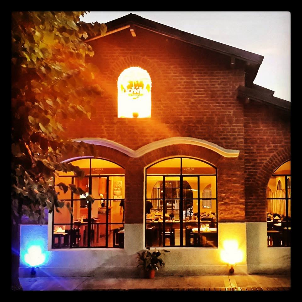Fachada de La Lonja Multiespacio al atardecer