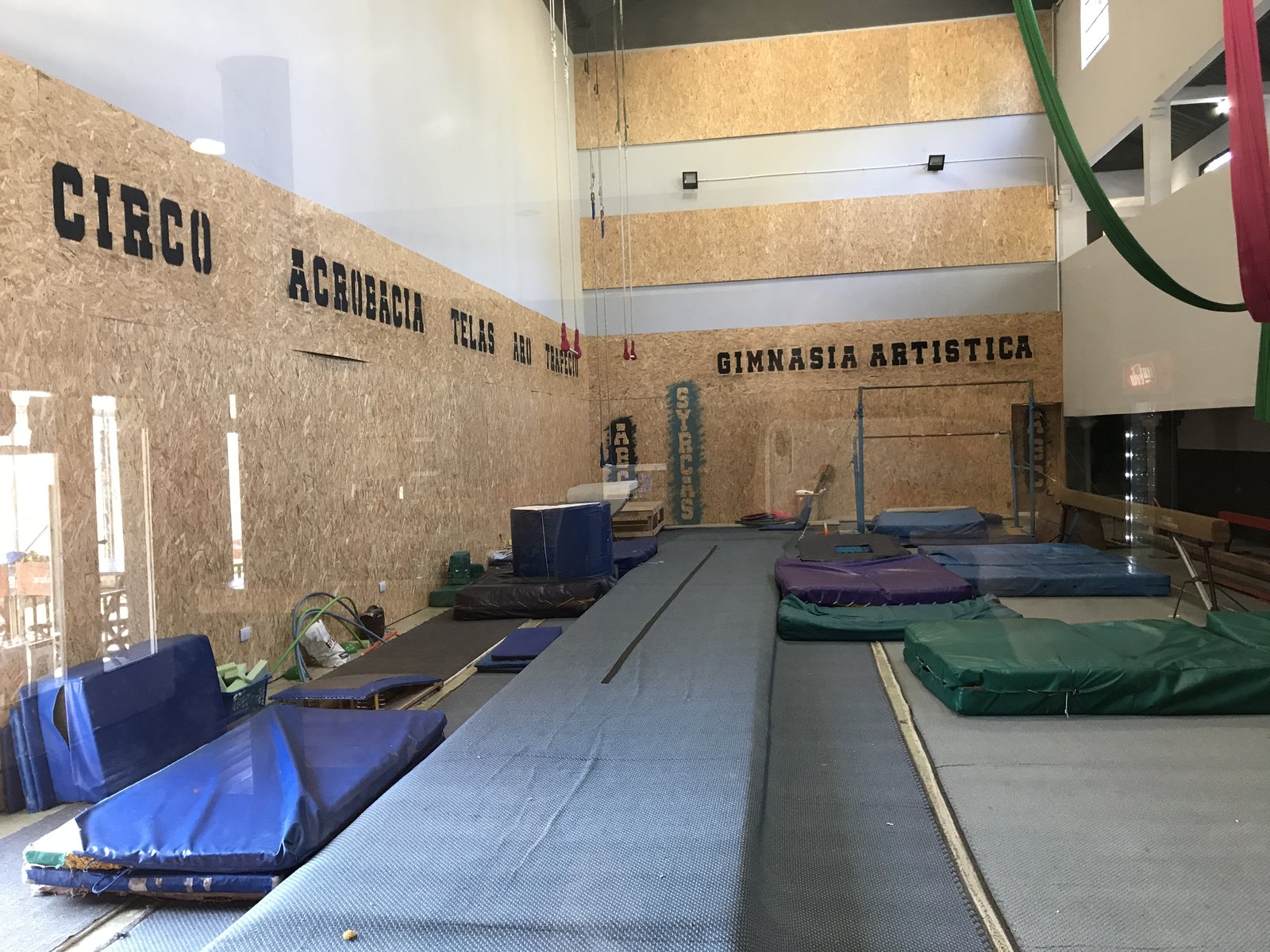 Sala de Syrcas: circo, acrobacia, telas, aro, trapecio y gimnasia artística