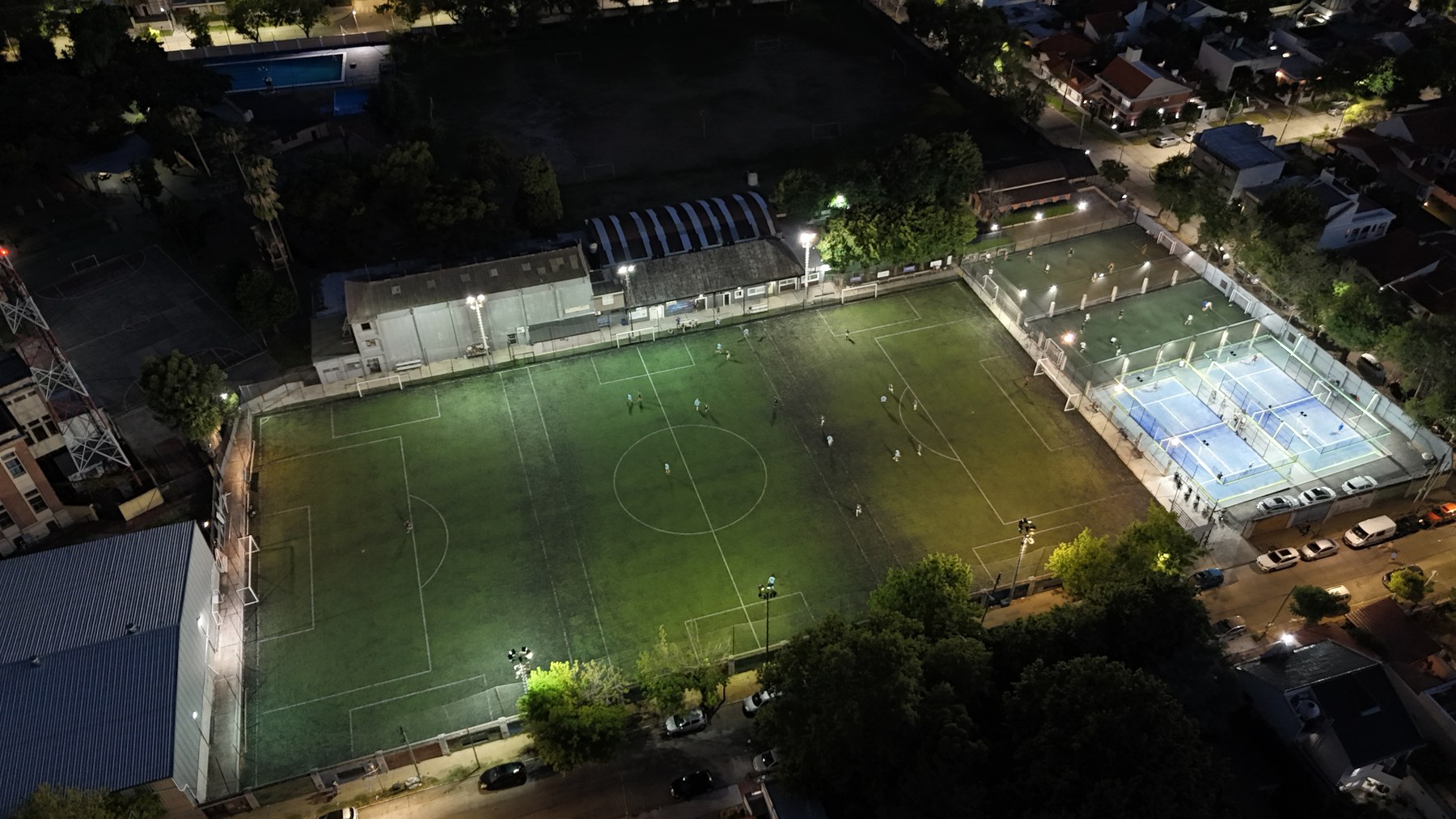 Vista aérea nocturna del predio de Ateneo Bernal Club