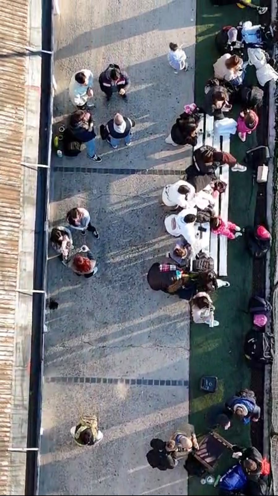 Vista aérea de familias y chicos compartiendo un momento en Ateneo Bernal Club