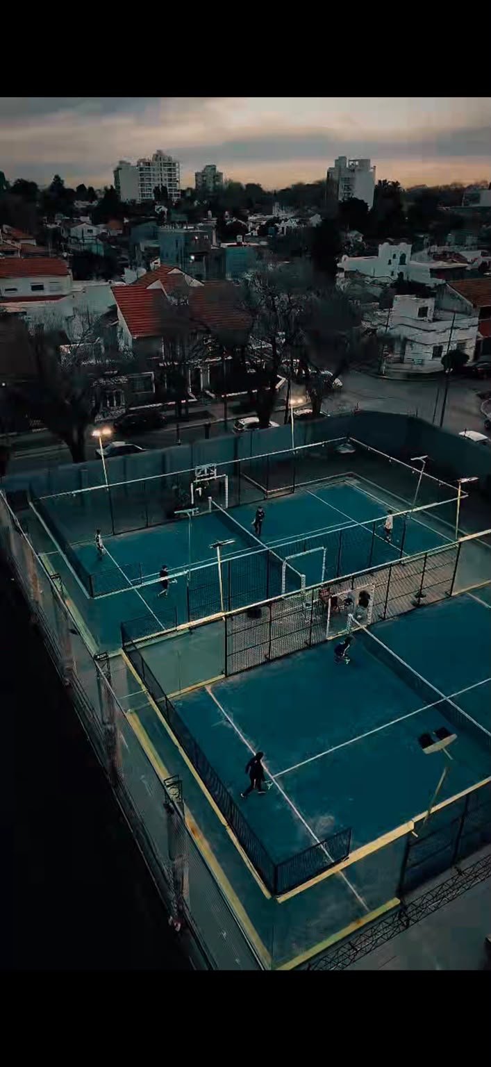 Vista aérea de las dos canchas panorámicas de Pádel Club