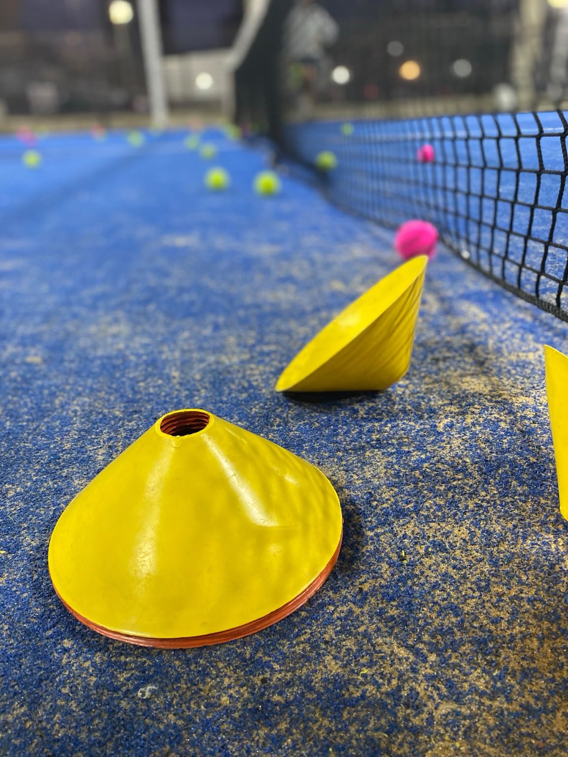 Conos de entrenamiento en la cancha