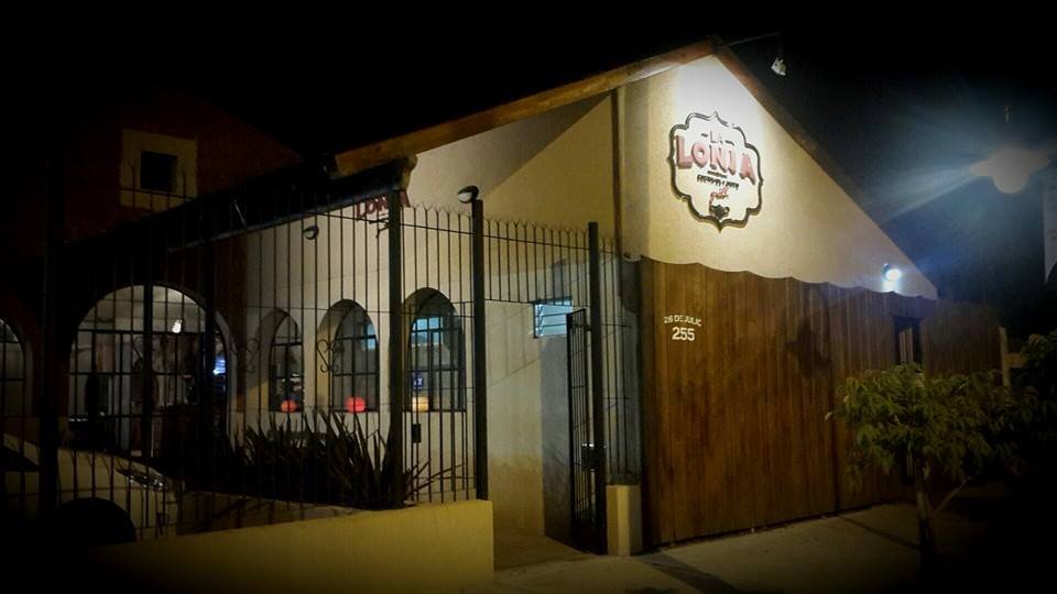 Entrada de La Lonja de noche