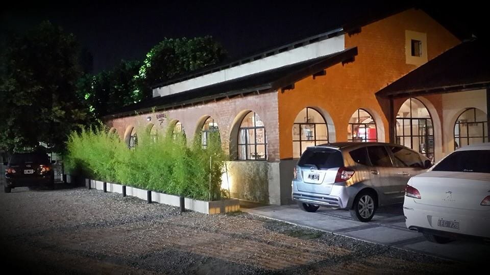 Fachada de ladrillo de La Lonja iluminada de noche